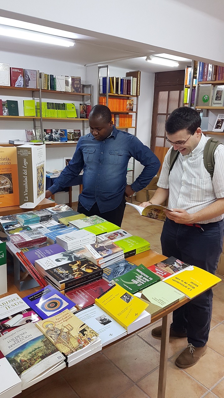 Alumnos consultan las novedades en la Librería Edilva de la Facultad de Teología San Vicente Ferrer