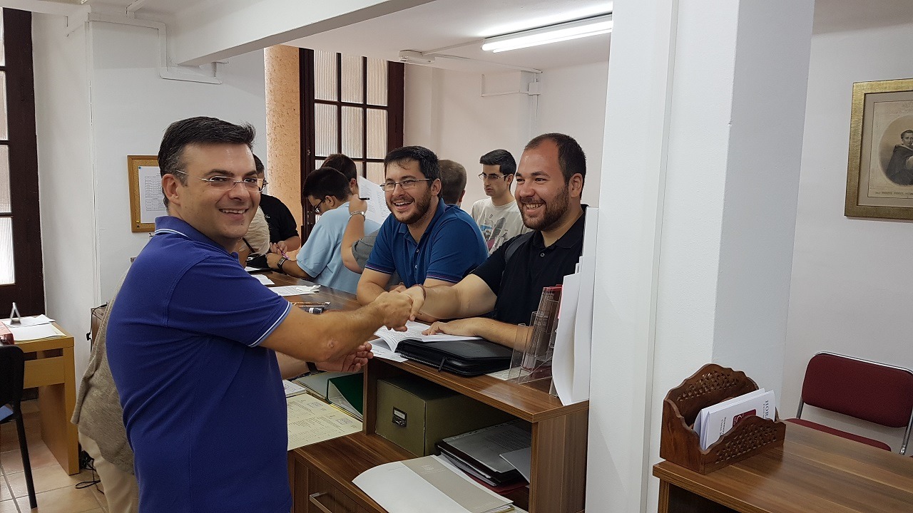 Alumnos en la secretaría de la Facultad de Teología San Vicente Ferrer de Valencia